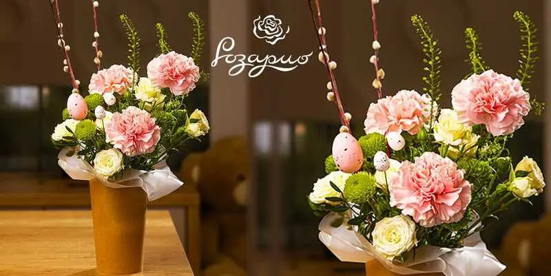 Пасхальный букет с вербой и гвоздиками в стаканчике — весенний подарок с яйцами